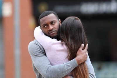 5 signes qui indiquent que votre homme fait semblant de vous aimer
