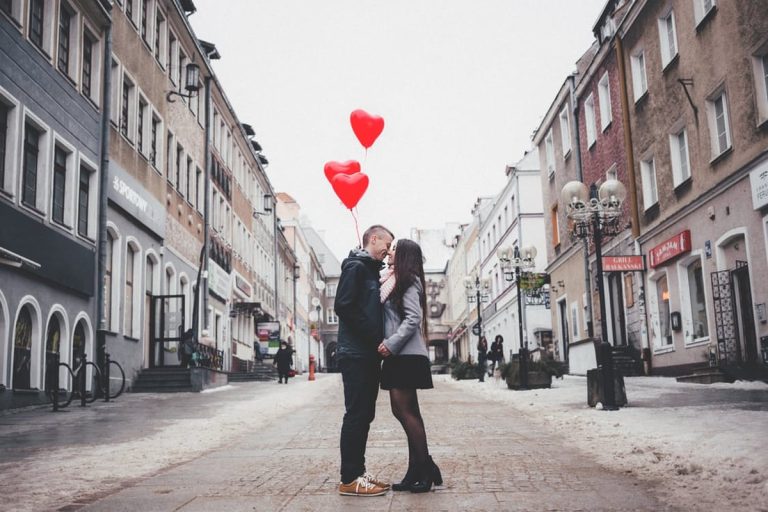 Quand elle dit "tu me manques" : comprendre le sens caché de ses mots