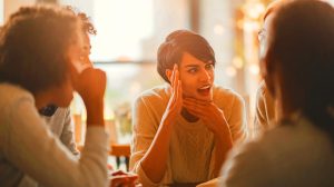 « Ces interruptions incessantes » : la psychologie dévoile enfin la troublante vérité sur ces comportements perturbateurs en pleine conversation