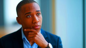 « Je suis bouleversé » : ce geste infaillible dévoile immédiatement l’intelligence supérieure de votre interlocuteur et vous laisse sans voix