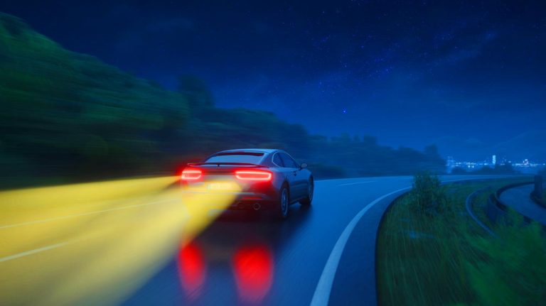 Illustration de l'analyse des rêves d'accidents de voiture et leur signification psychologique.