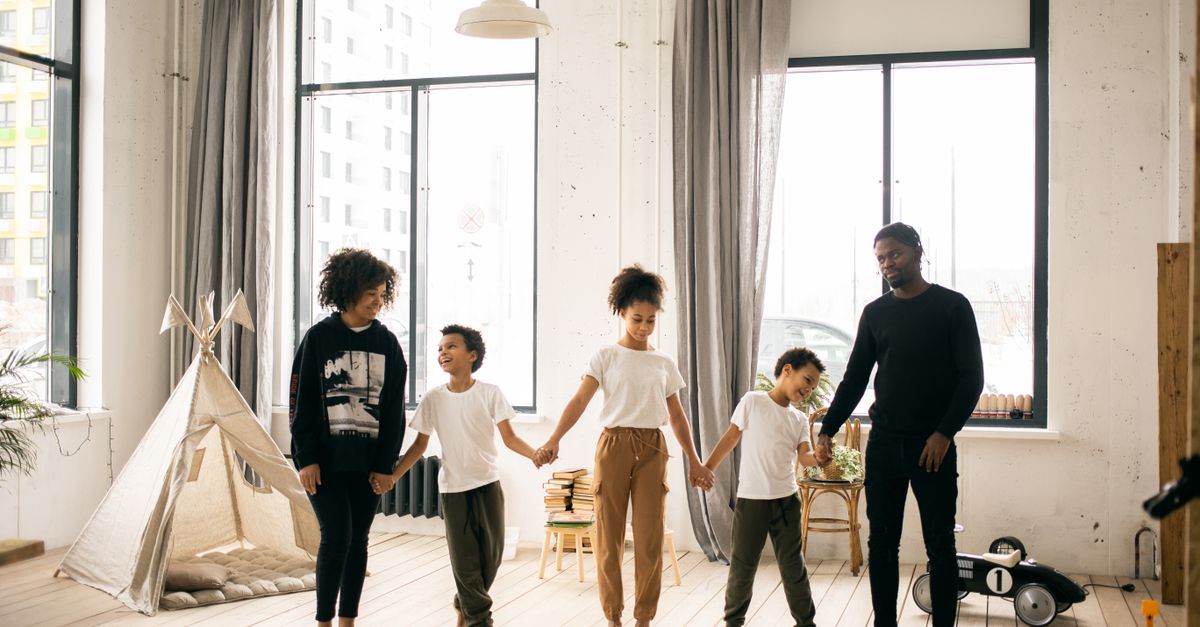 Comprendre les signes : comment savoir si un homme vous veut vraiment ? parents children family home